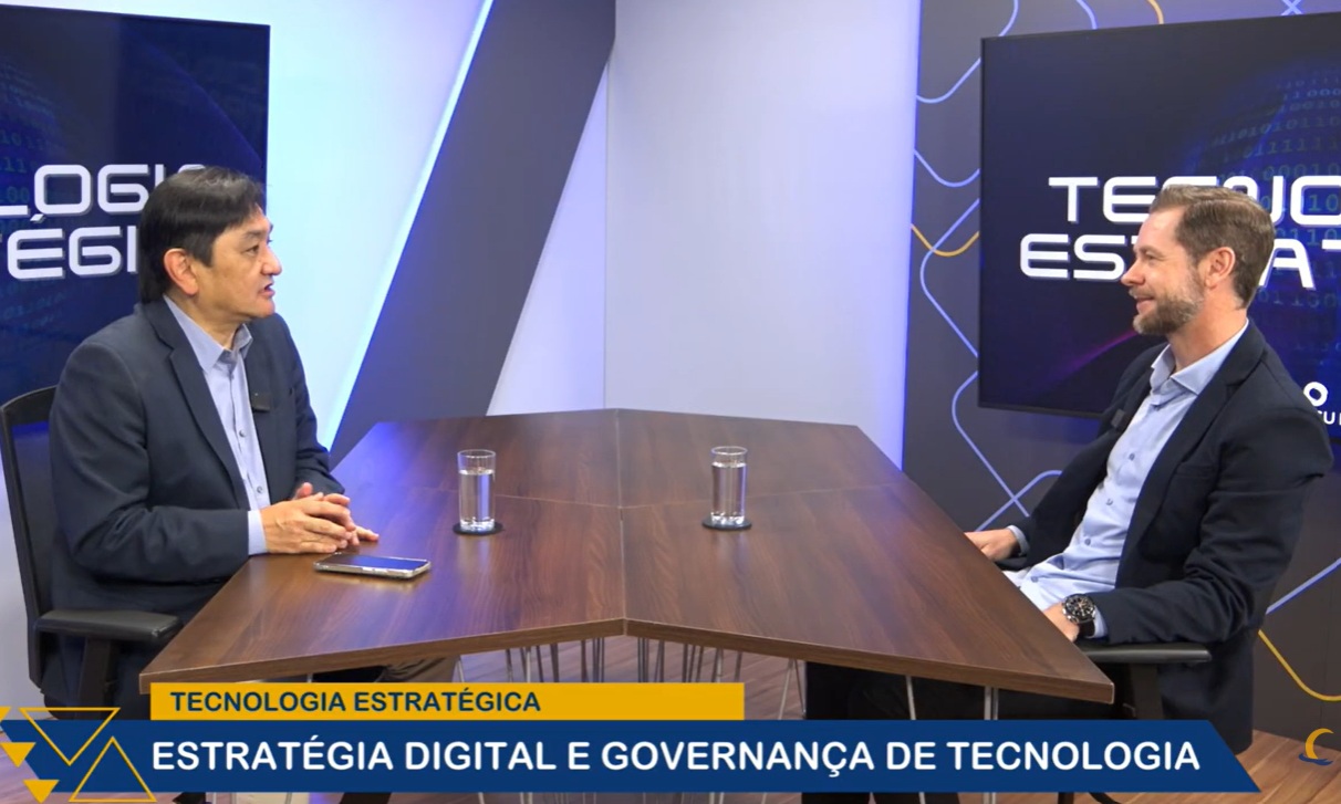 Everton Dzikovicz em entrevista no estúdio do videocast Tecnologia Estratégica, da SUCESU-PR.